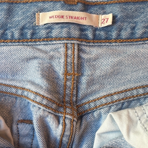 Levi's Women's Distressed Wedgie Straight Leg Light Wash Jeans Size 27 - Picture 9 of 15